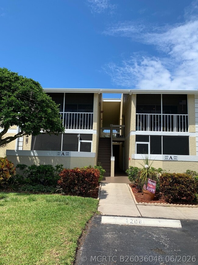 Building Photo - 1565 SE Royal Green Cir