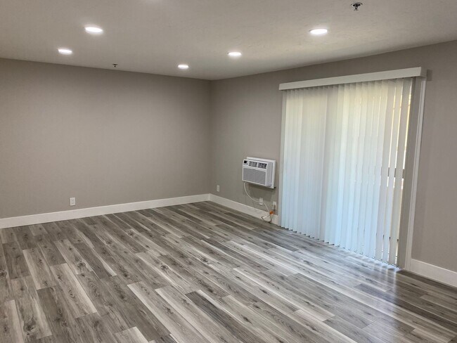 Foto del edificio - 1 bed, 1 bath River Ridge apartment on 2nd floor!!!