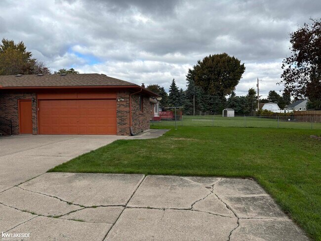 Building Photo - 37260 Rosebush St