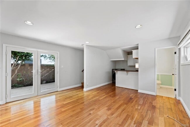 Building Photo - 2616 N Poinsettia Ave