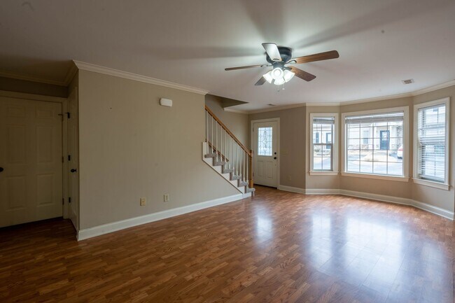 Building Photo - 3 bed and 2.5 condo with 1 car garage in Gray