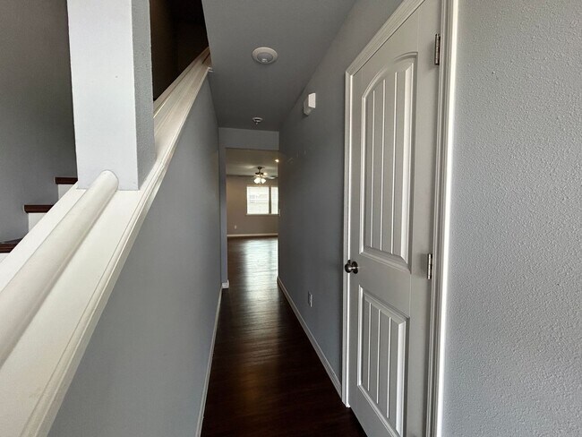 Foto del edificio - Townhouse with Garage - Minutes from Downt...