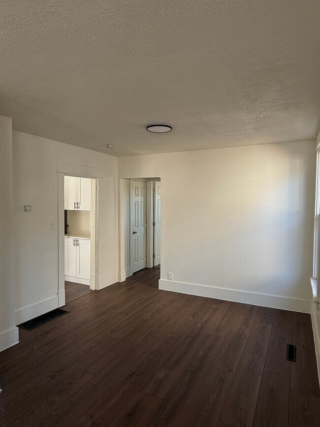 Foto del edificio - 2401 W Dean Ave