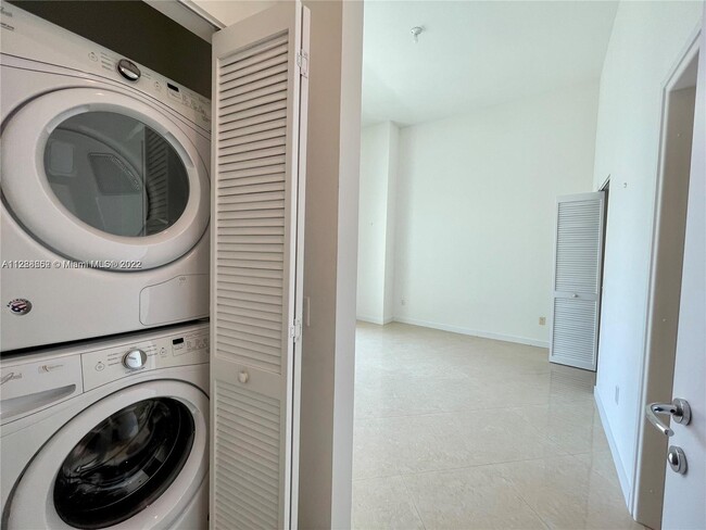 Building Photo - 300 S BISCAYNE