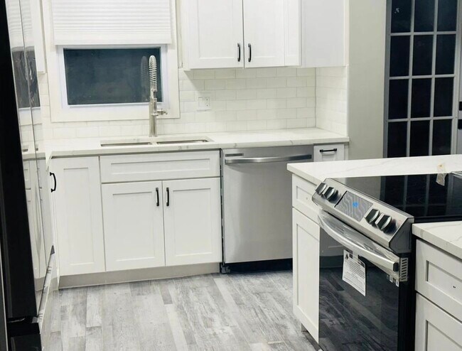 Foto del edificio - 2136 N Troy St