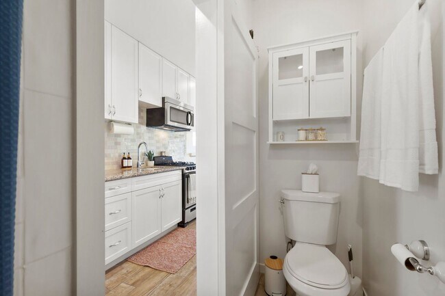 Building Photo - Stunning 1 Bedroom/1 Bathroom in Oceanside!