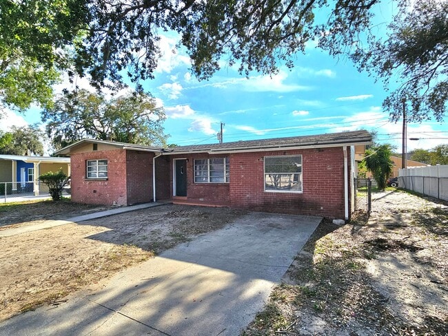 Building Photo - Another amazing 4 bedroom 2 bath rental in...