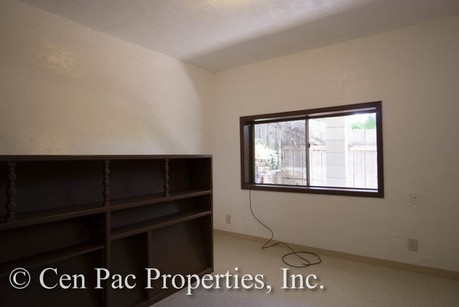 Building Photo - Halawa-Water/Electricity included in rent