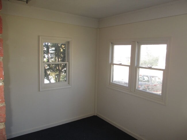 Building Photo - Semi-Deteched Near Hunington Metro!!