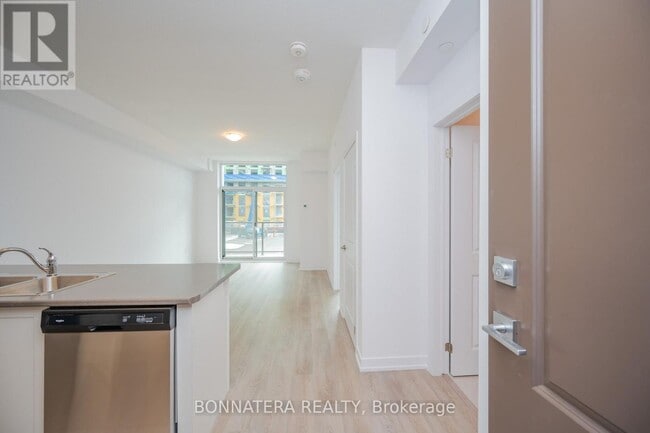 Building Photo - 450 Dundas St E