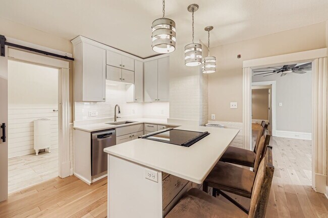 Foto del edificio - "Charming 2-Bed Duplex Retreat in NE Minneapolis - 1084 Sq Ft of Cozy Comfort!"