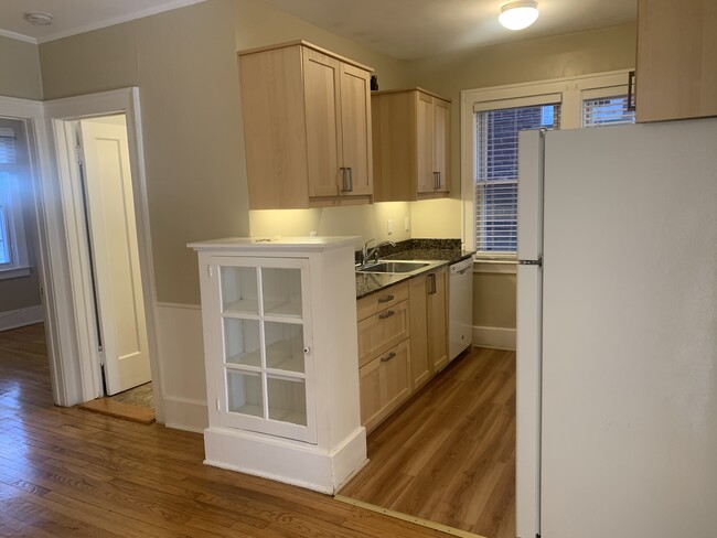 Beautiful kitchen with granite countertops - 602 W 3rd St
