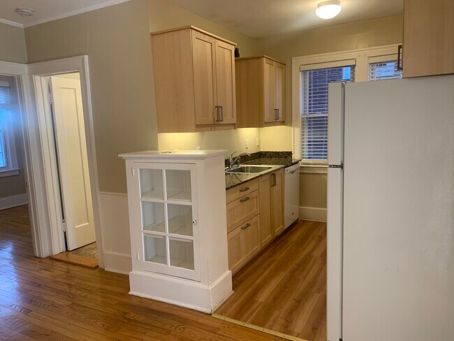 Hermosa cocina con encimeras de granito. - 602 W 3rd St