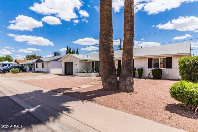 Building Photo - 8007 E Monte Vista Rd