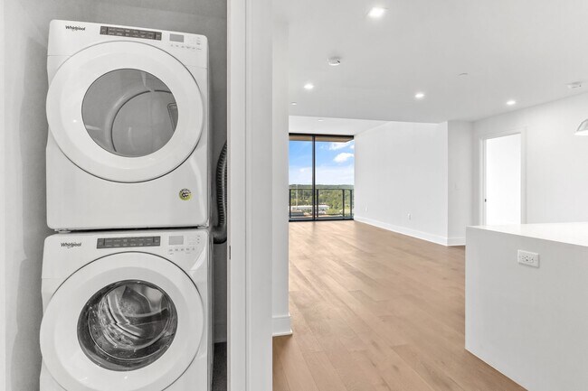 Building Photo - Exciting 2 Bedroom 2 Bath High rise unit i...