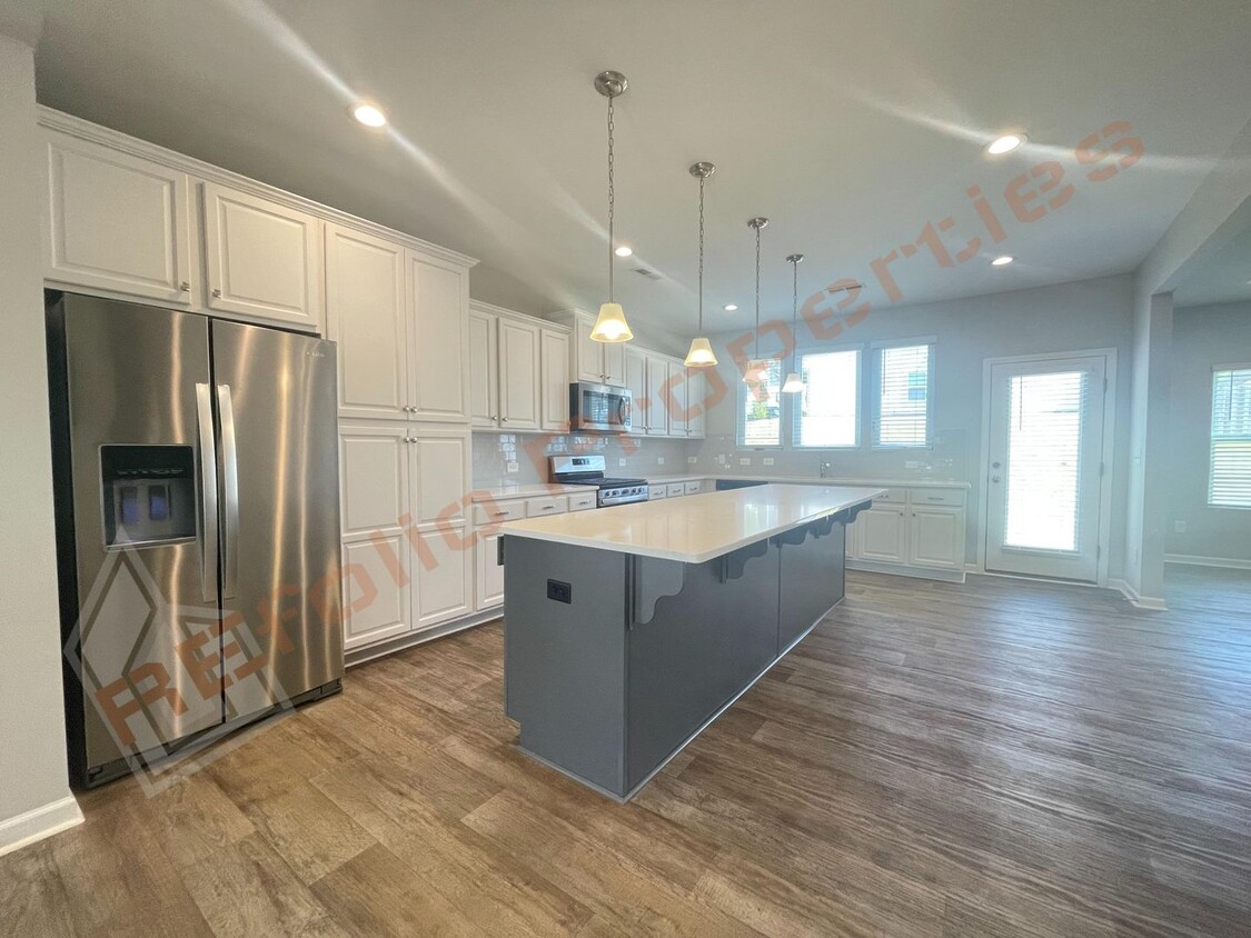 Primary Photo - Stunning 5 Bedroom 3.5 Bathroom Home w/ Gu...