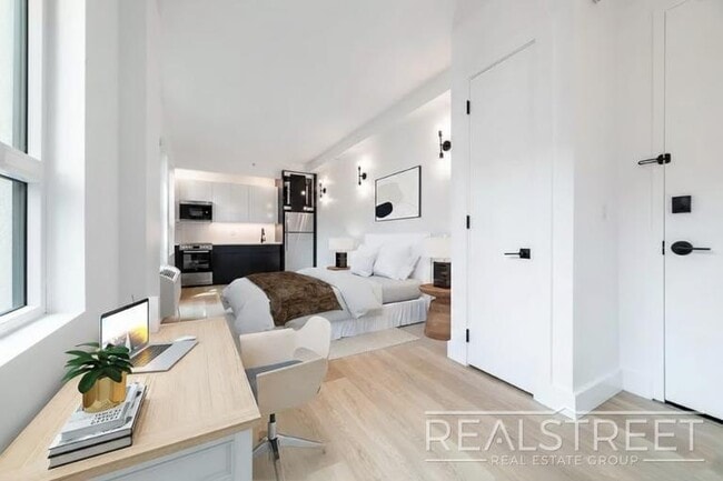 Building Photo - STUNNING STUDIO | PERFECT STARTER APARTMENT -Skyline Views-Full amenity building-Stainless steel kit