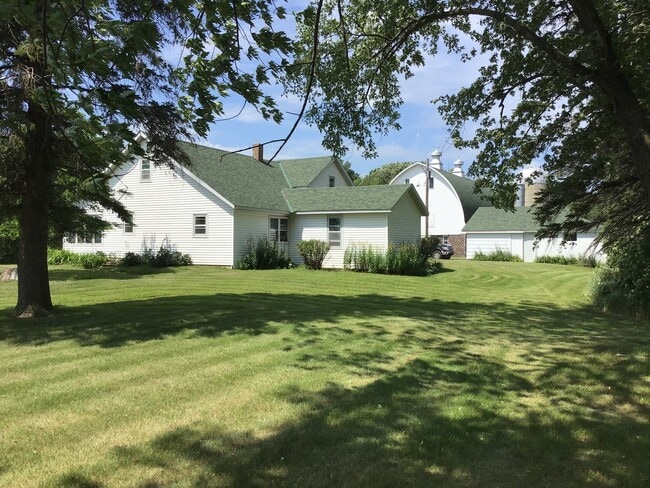 Building Photo - 4 Bedroom 1 Bath Long Prairie Rental - Cou...