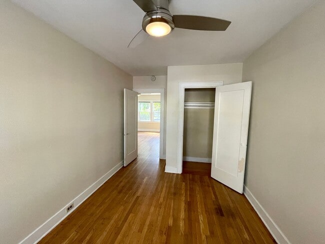 Foto del edificio - Vintage 1 Bedroom with Hardwood Floors, Close-In Location