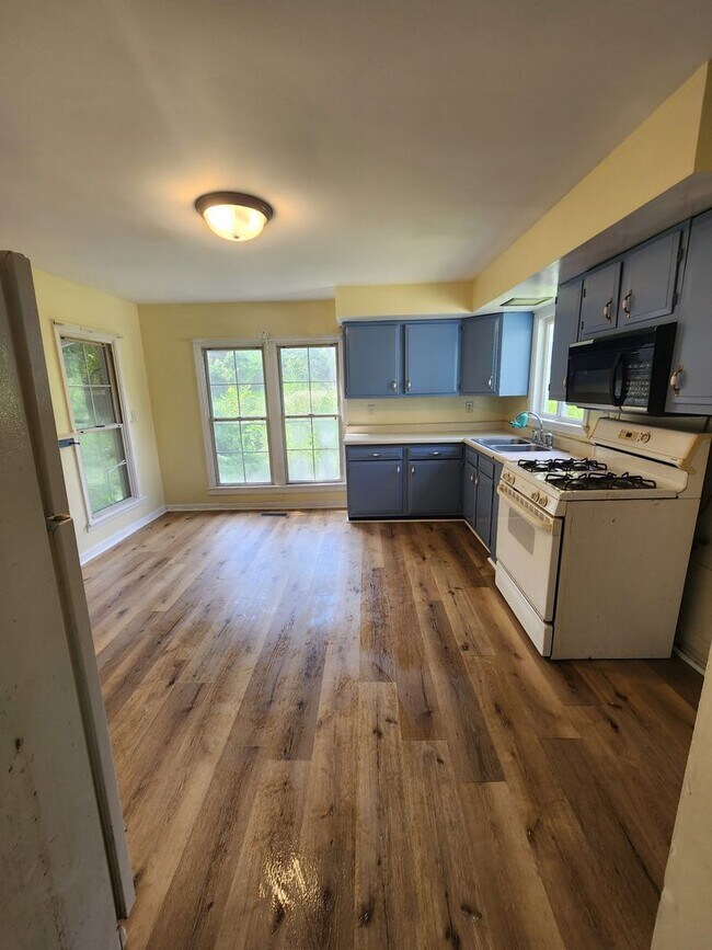 Foto del edificio - Charming Farm Cottage in Chatham, IL!
