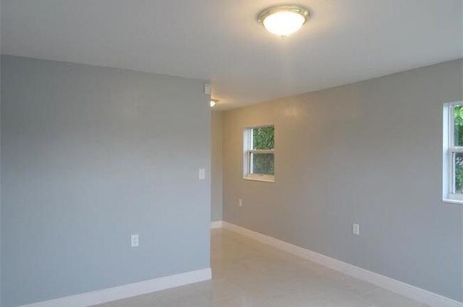 Building Photo - 882 Hyacinth Street
