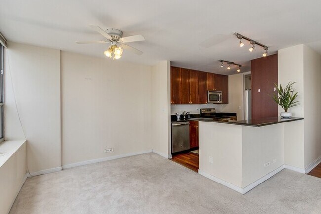 Foto del edificio - Beautiful 2 Bedroom Condo in Lakeview!