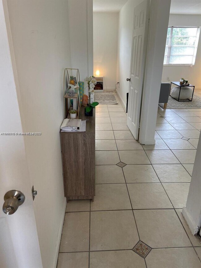 Foto del edificio - 1350 NE 119th St