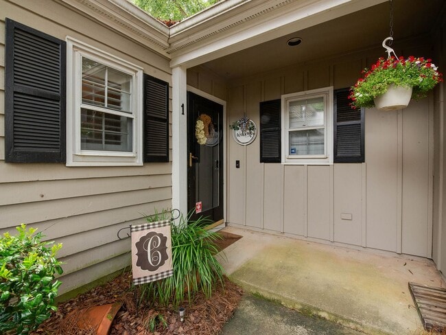 Foto del edificio - A picture perfect cottage home ready for you with community pool!