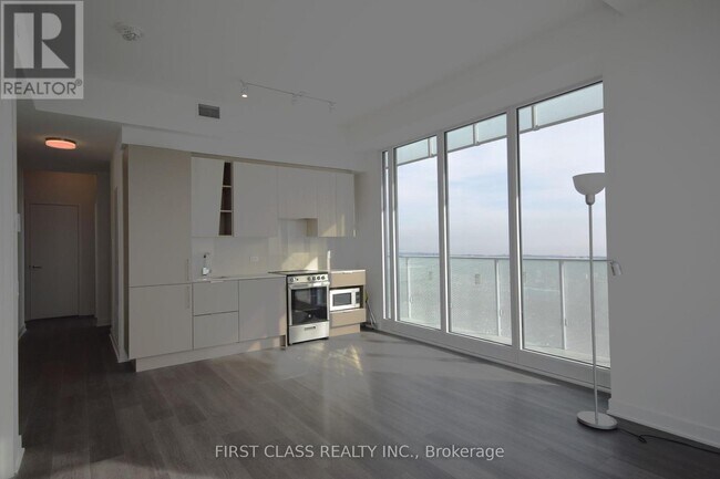 Photo du bâtiment - 3900-3900 Confederation Pkwy