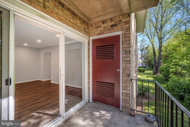 Foto del edificio - 3860 Lyndhurst Dr