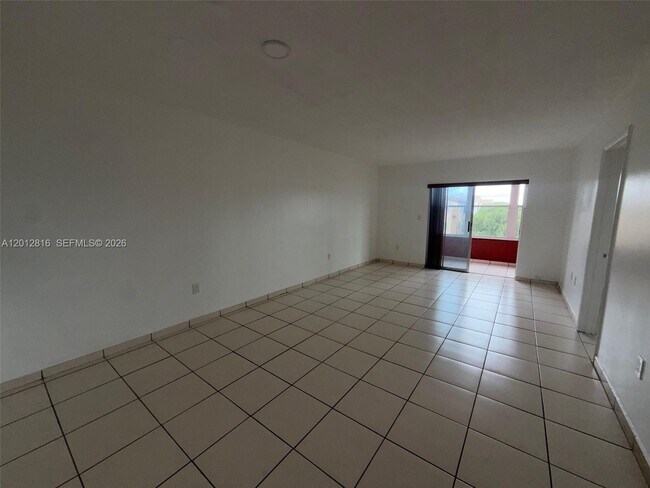 Foto del edificio - 120 Royal Palm Rd