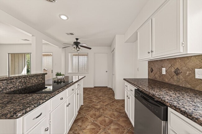 Building Photo - 1007 Apache Falls Dr