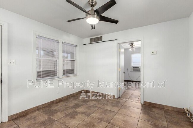 Building Photo - 912 E Montebello Ave