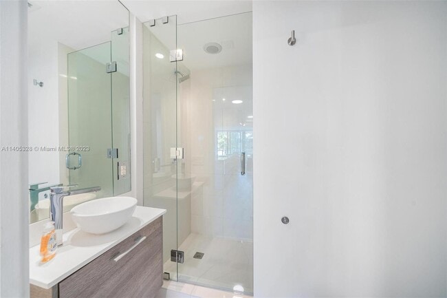 Foto del edificio - 650 NE 32nd St