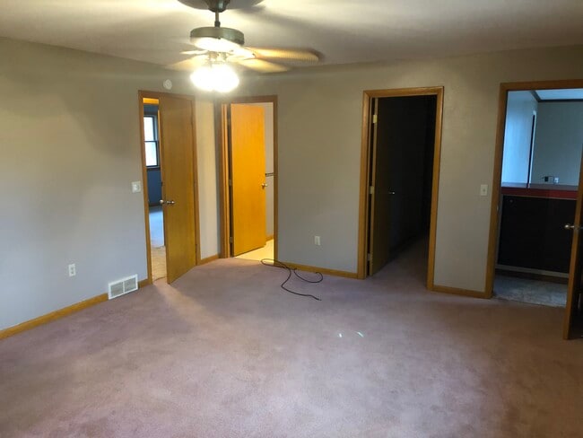 Master bedroom - 3660 N Mccord Rd