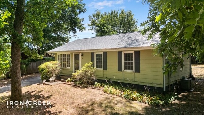Building Photo - 16 King Arthur Pl