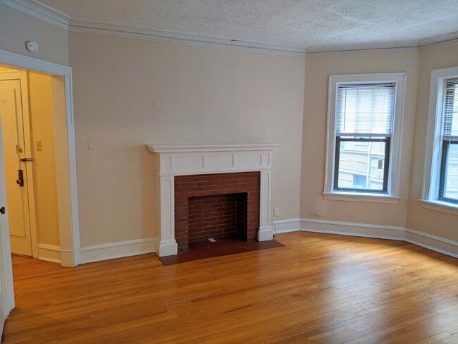 Building Photo - 925 Forest Ave