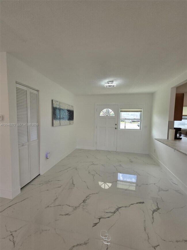 Foto del edificio - 305 SE Airoso Blvd