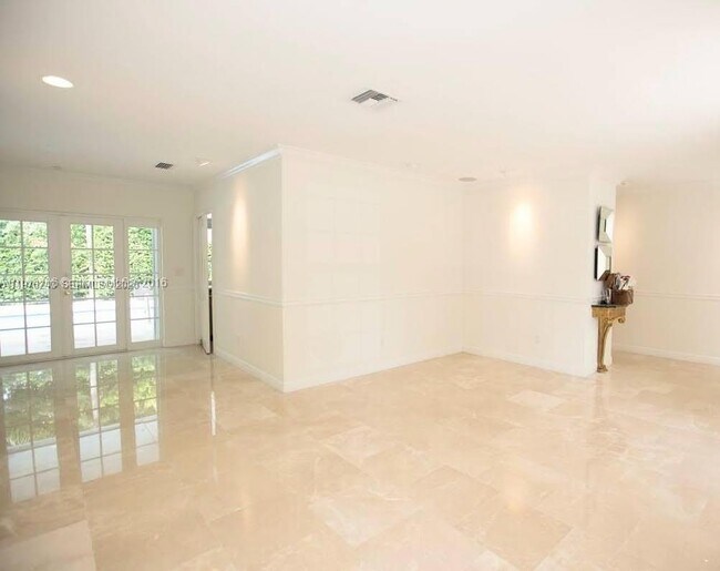 Foto del edificio - 5920 Maynada St