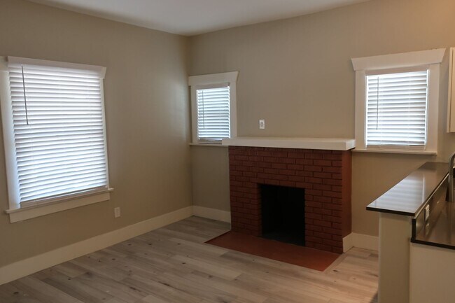 Building Photo - Fully Remodeled 1 Bedroom Duplex Apartment...