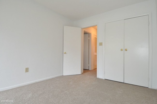 Building Photo - 900 Barberton Ct