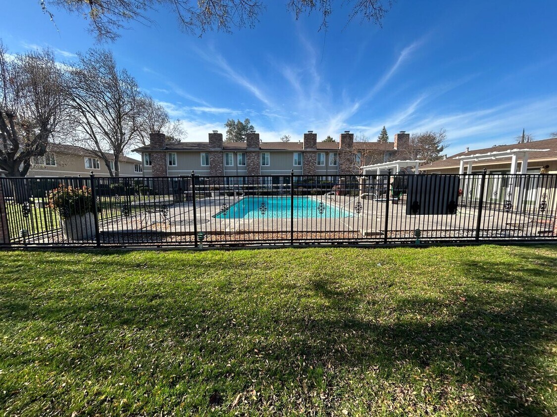 Building Photo - Welcome to Suncrest Villas