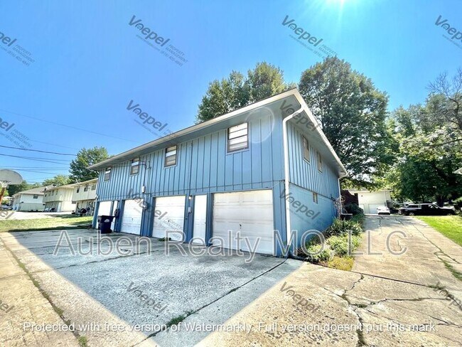 Building Photo - 1711 SW Skyline Dr