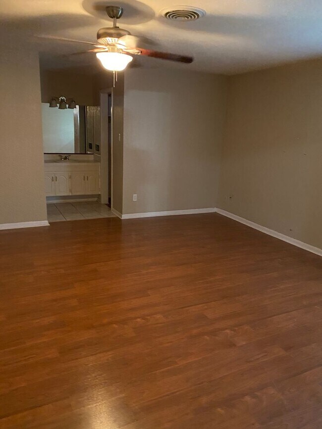 Foto del edificio - EXTRA SPACIOUS HOME 4 BEDROOM 3 BATH