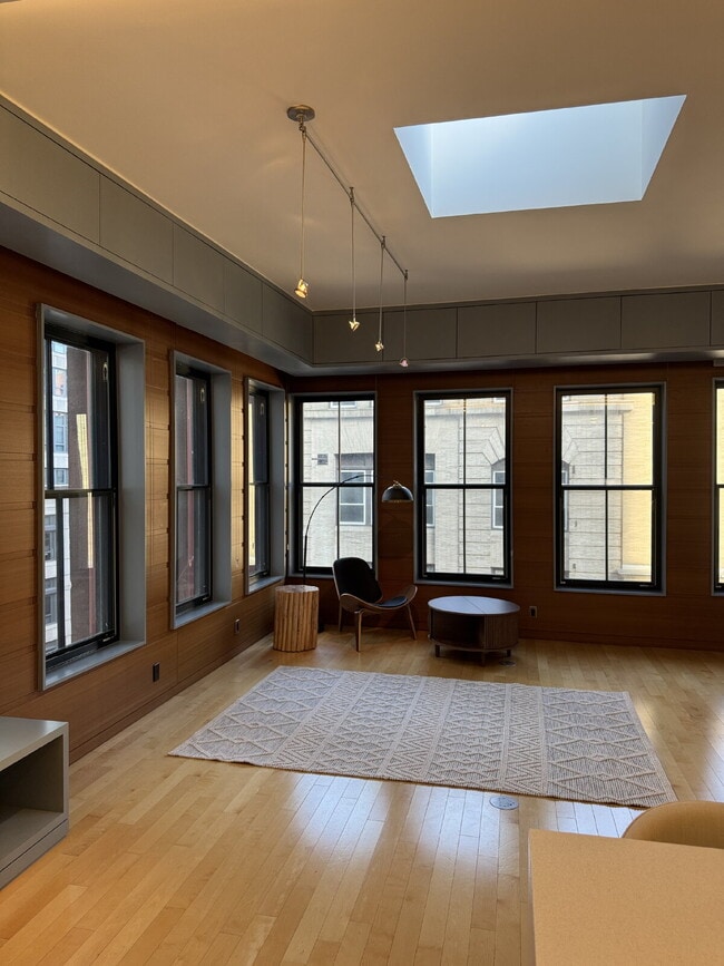Foto del edificio - Penthouse Unit with amazing light at The Hayden Building