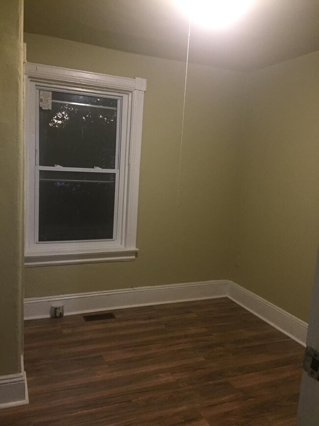 Building Photo - Great starter home for family!