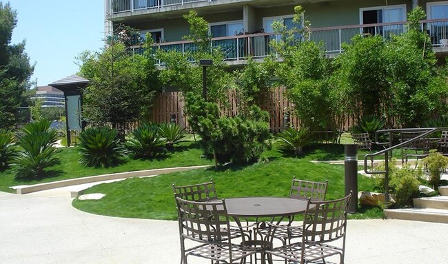 Foto del edificio - 450 S Grand View St