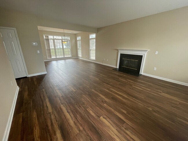 Building Photo - 3BR with sun room and fenced back yard
