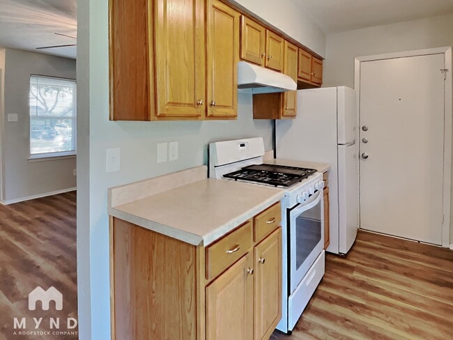 Building Photo - 3451 Pebbleshores Dr