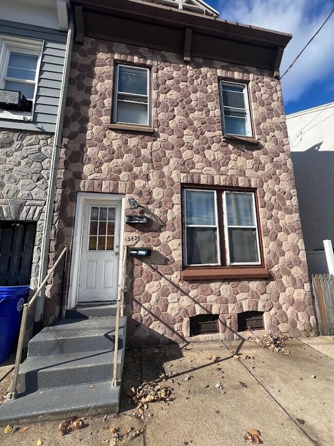 Building Photo - 1542 Centre Ave